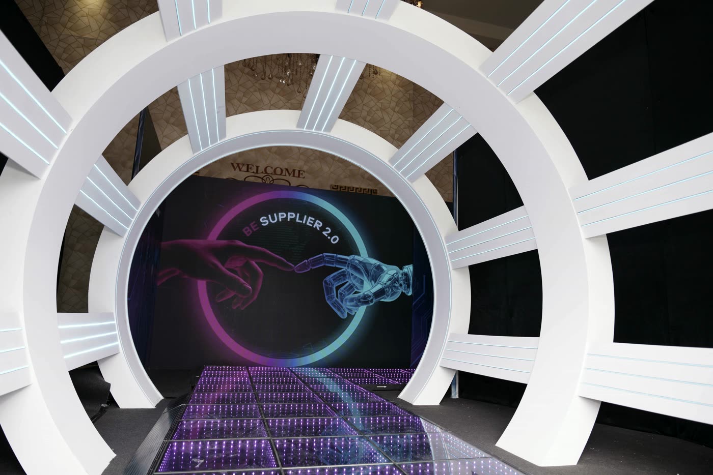 Illuminated showcase environment