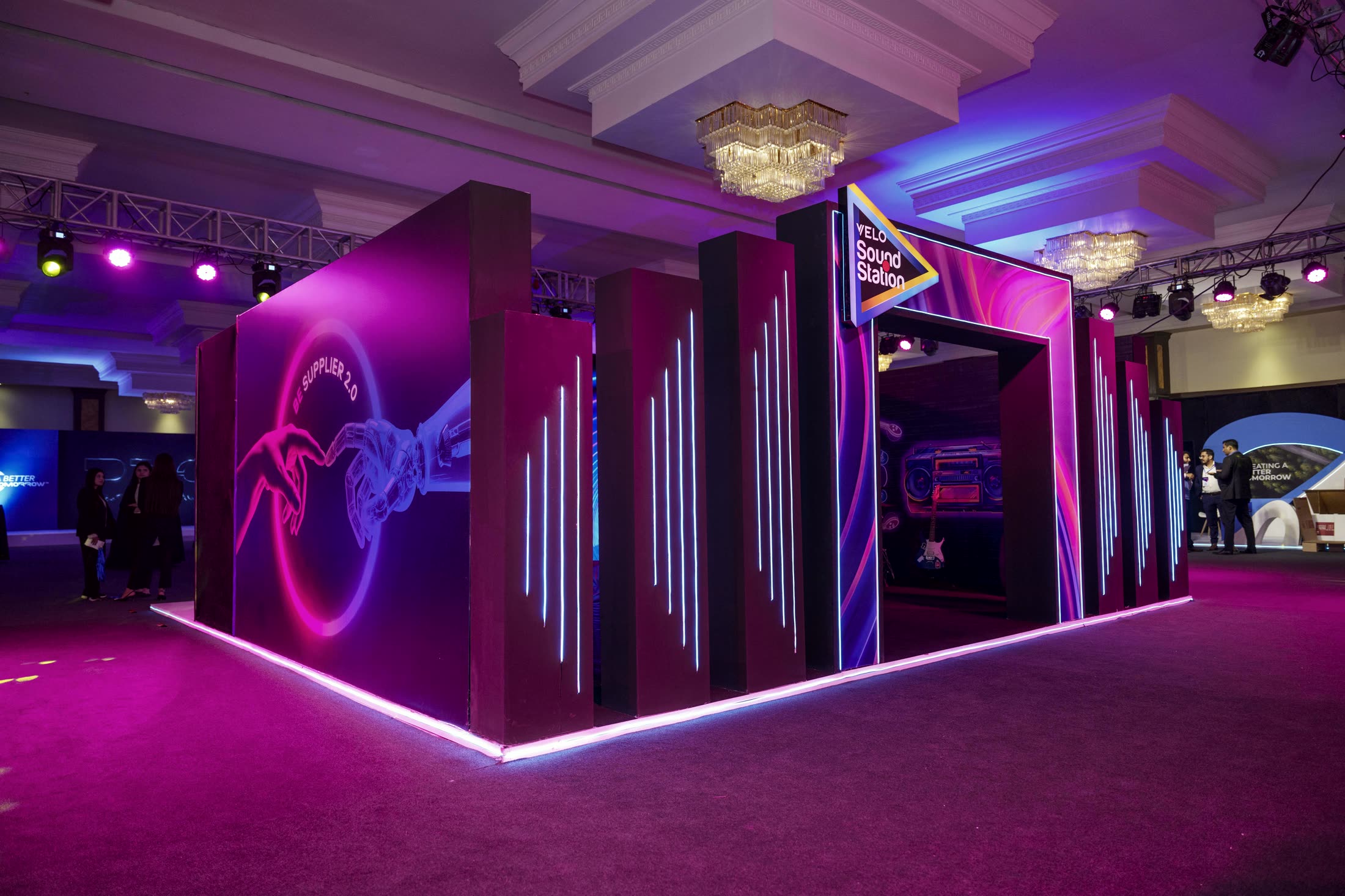 Large illuminated exhibition environment